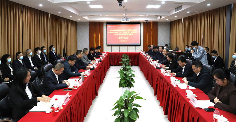 集團(tuán)公司與萬(wàn)源市人民政府正式簽訂《萬(wàn)源舊院黑雞產(chǎn)業(yè)“綠色發(fā)展、種業(yè)振興”三年提升行動(dòng)項(xiàng)目投資協(xié)議》